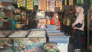 Triningsih Bangun Usaha dari Lingkungan Desa, KUR BRI Bantu Dorong Toko Sembakonya Berkembang