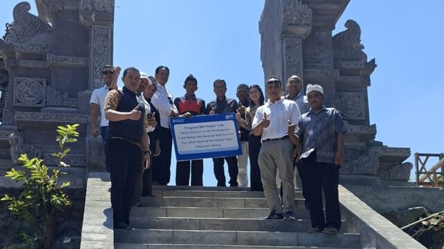 BRI Salurkan Material untuk Pembangunan Candi Bentar Pura Dhali Agrahita